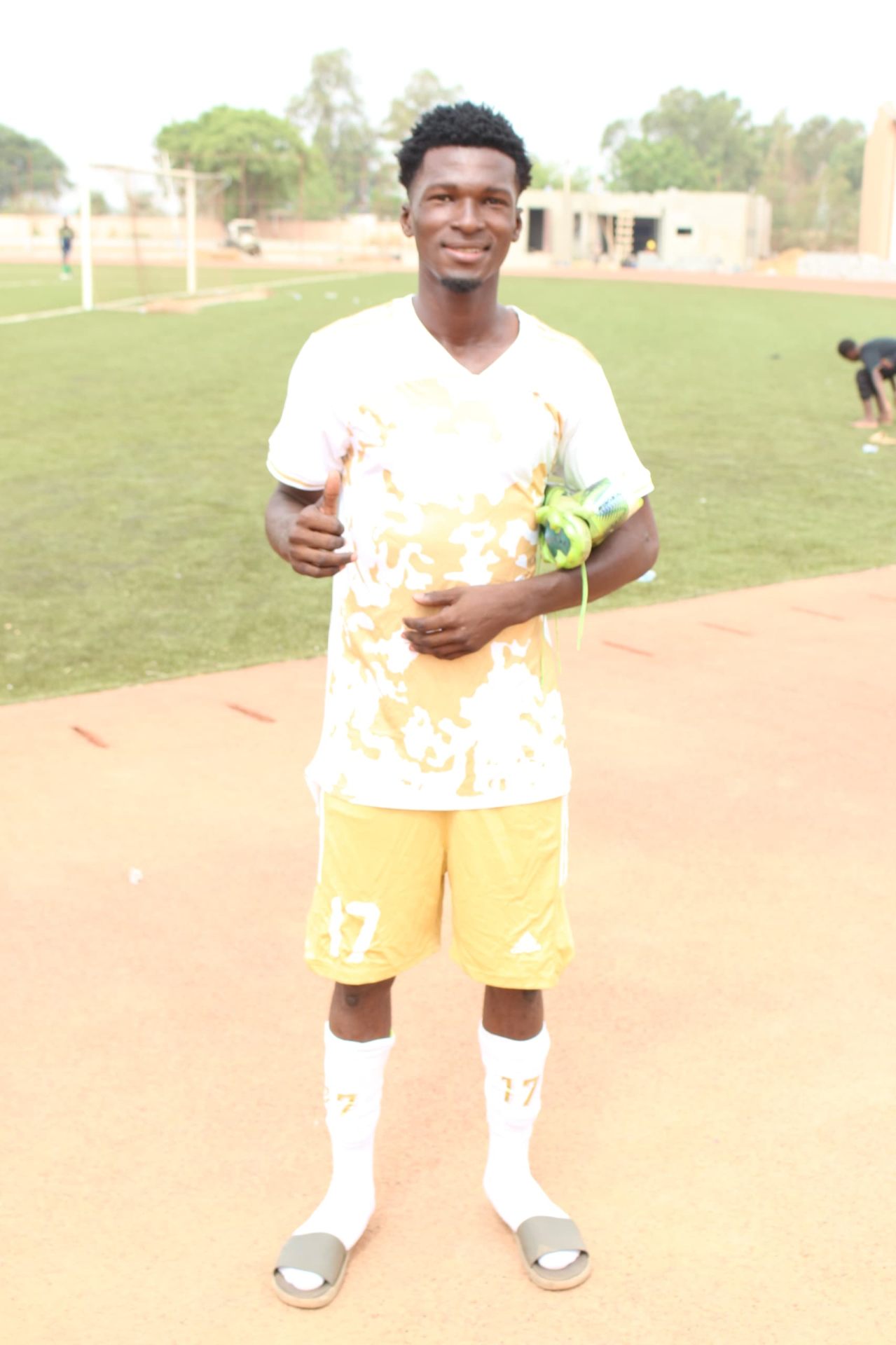 Un joueur N°17 pose fièrement après le match